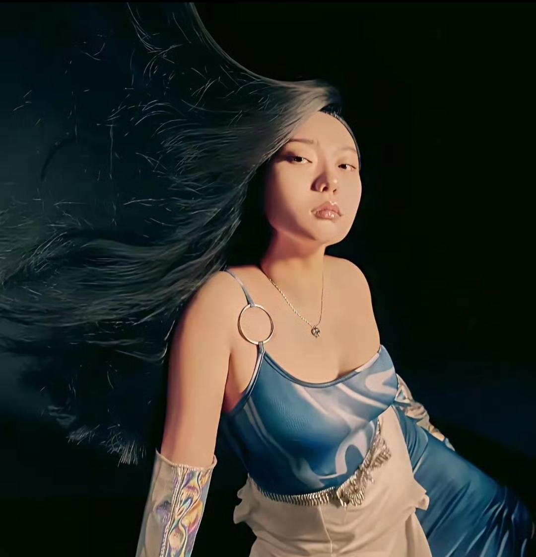 李雪琴，还是吃不上时尚这碗饭啊。蓝白紧身衣+镭射手套+甩飞八丈远的长发，这