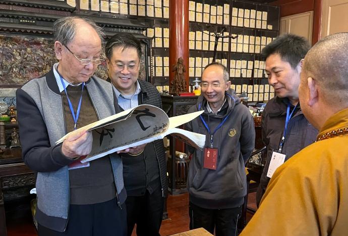这是少林寺前方丈释永信与书法大家探讨书法。实际上，早年释永信并没有上过几天学。因