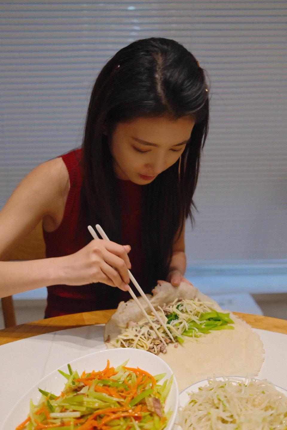 【李云霄分享家乡美食食饼筒】李云霄送中秋祝福今日中秋佳节，分享自己吃到的来自老家