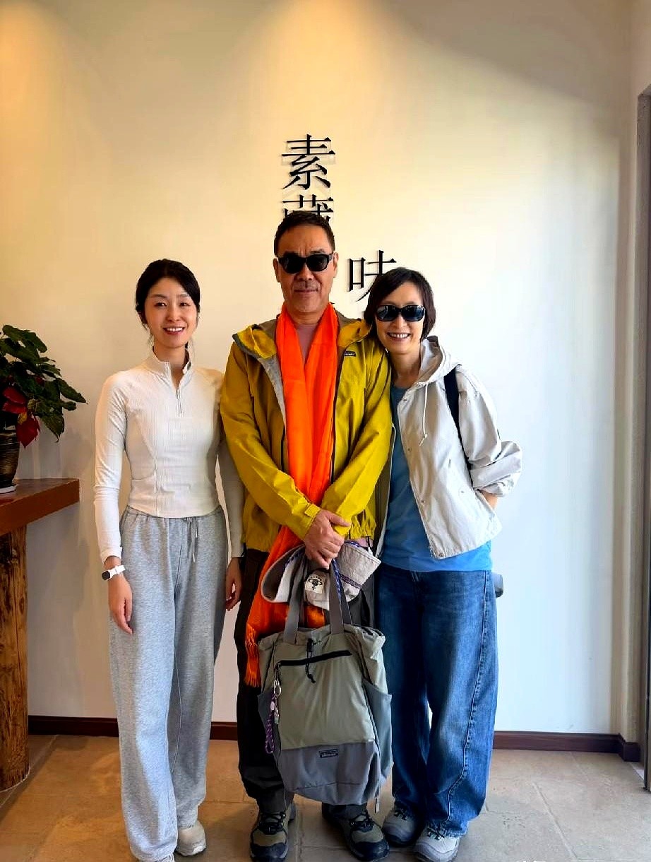 结婚近30年没要孩子，这对影帝和前港姐，在拉萨一家餐厅被网友撞个正着。秋日的拉萨，刘青云和郭蔼明两口