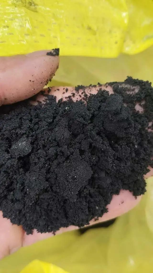 陕西宝鸡，一农户高价买回磷肥，春灌后果树大面积萎蔫枯死，土地寸草不生，损失惨重；