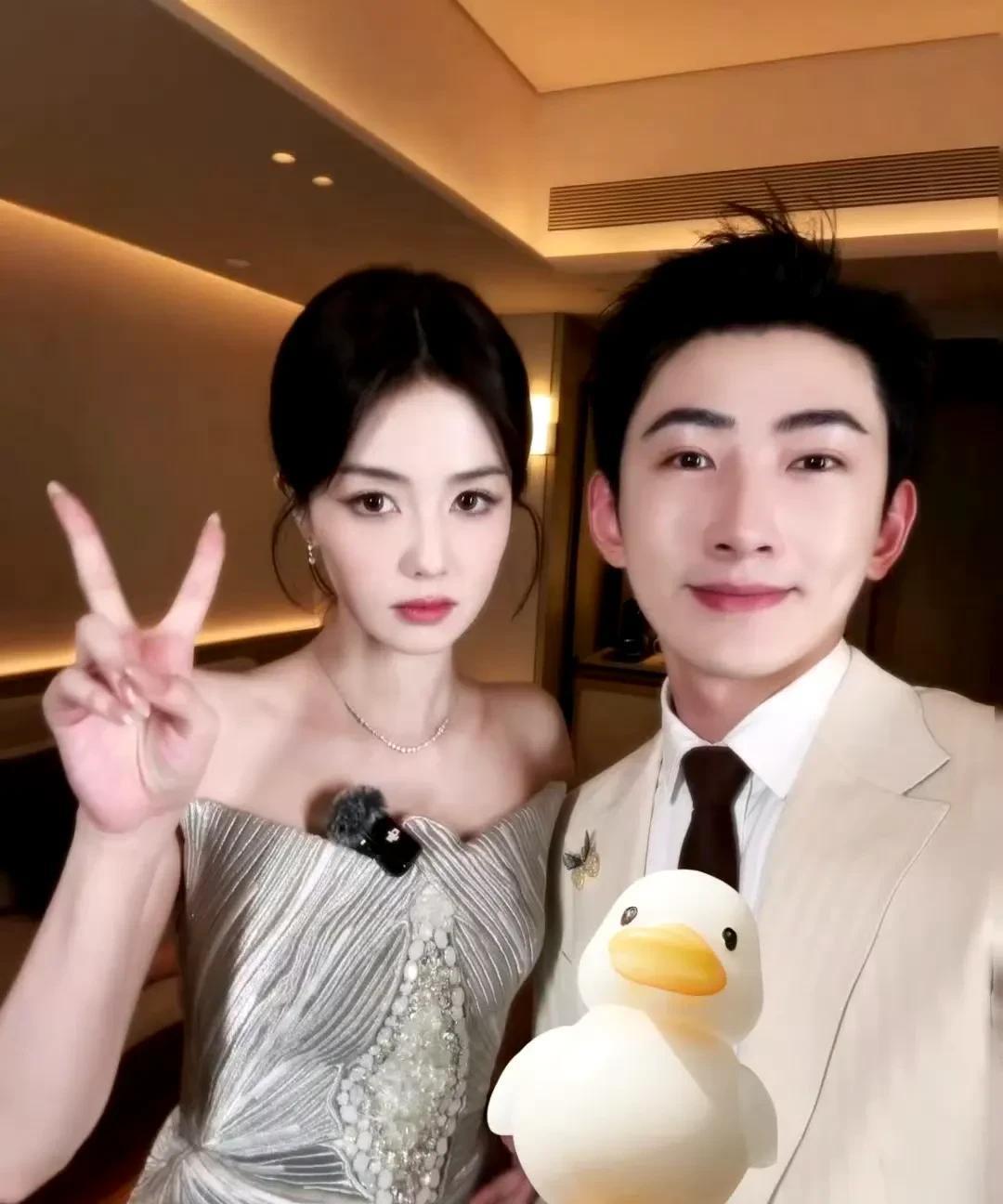 白鹿天生丽质，美颜瘦脸功能只会破坏她的美貌！看看这个男主持人，为了自己的美貌，