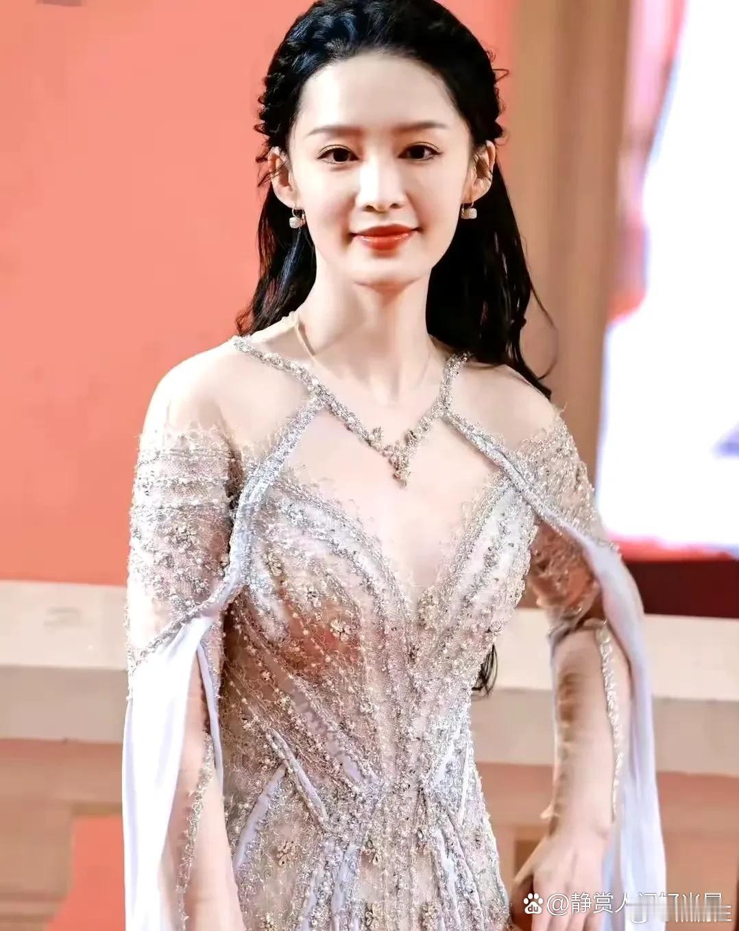 33岁的金晨，和33岁的李沁，同框对比惨烈，整容脸和自然点一目了然。