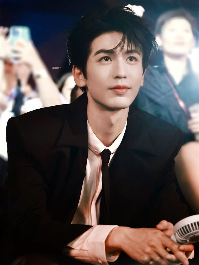 发现没？虽然因为‘粉底液将军’张凌赫被网友喷得挺惨，但实际上，他才是《逐玉》播出