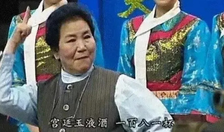当年，赵本山想要上春晚，所以，他就找到赵丽蓉，诚恳地说道：“赵老师，请您帮一帮我