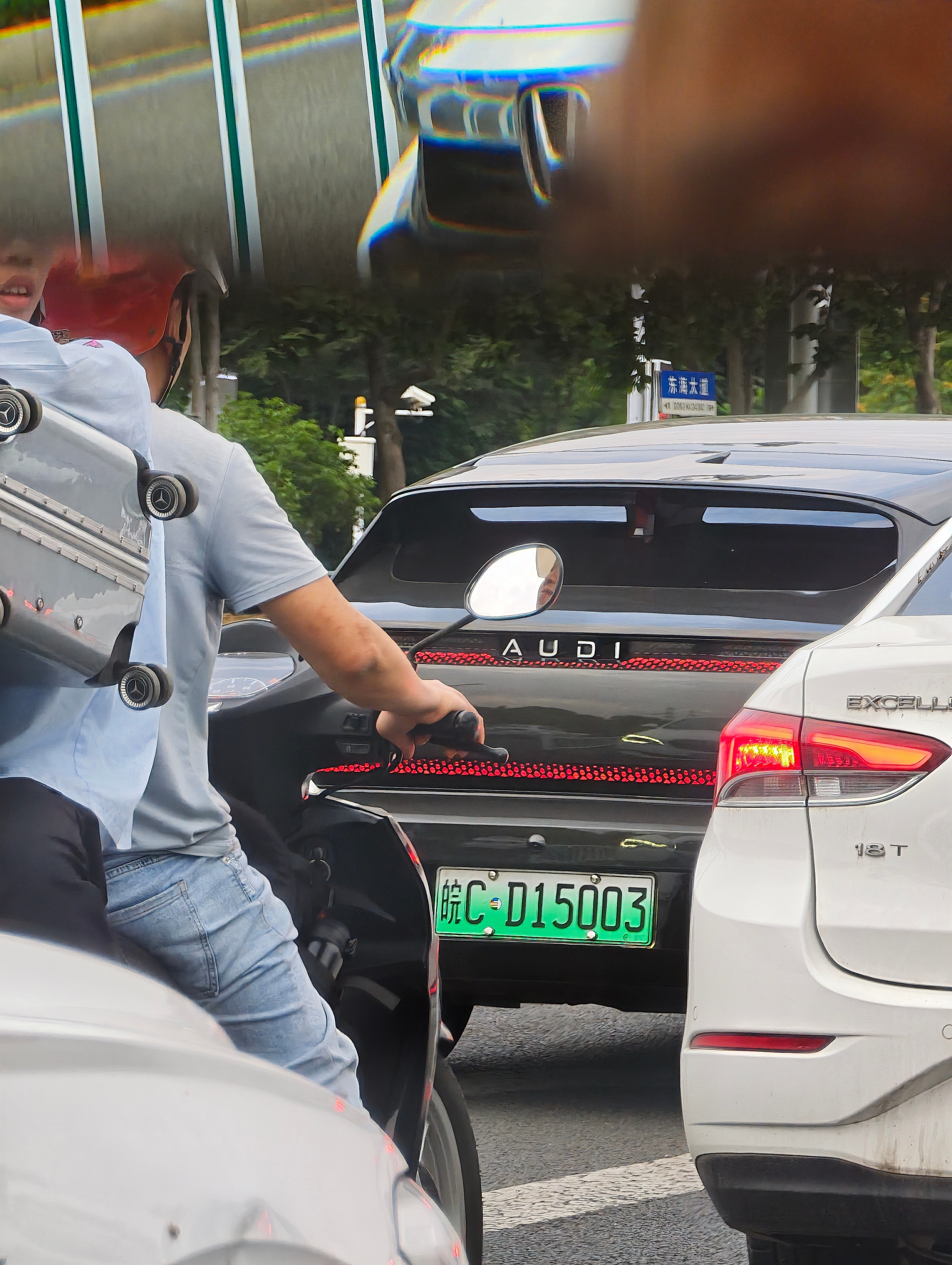 我：妈你快看那个奥迪电车，那屁股和尾灯，我擦。我妈：设计师跟奥迪有仇吧？