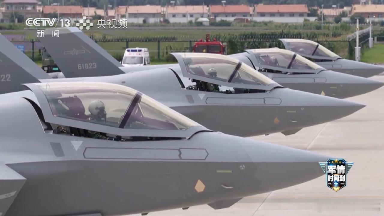 参加阅兵的四架歼三五A空军型中型五代战斗机同框合影，沈飞和空军现在在大力宣传歼三