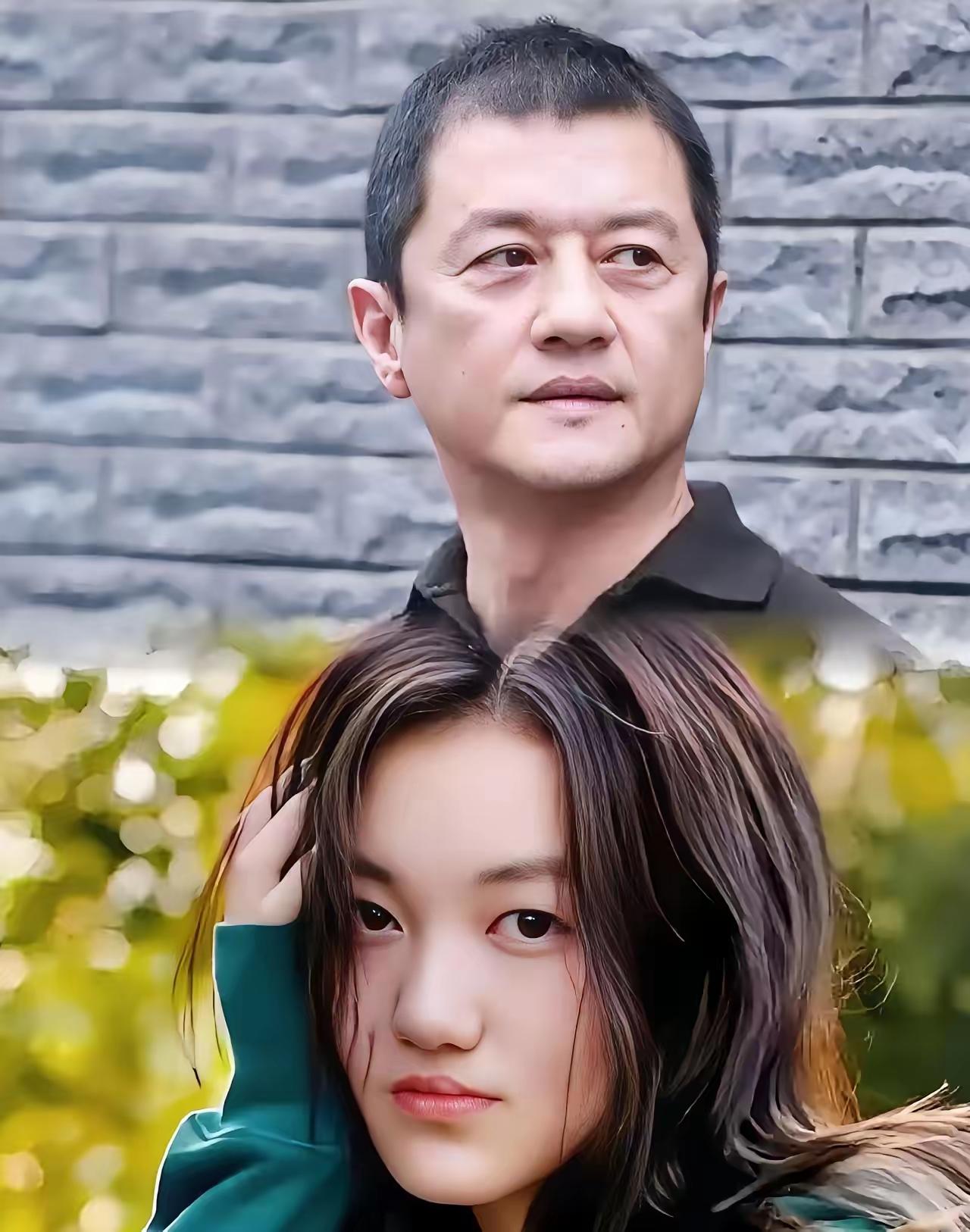 现在最高兴的就是李亚鹏了，李嫣就直播露了30秒，说一句“我爸挑的茶，我喝过，放