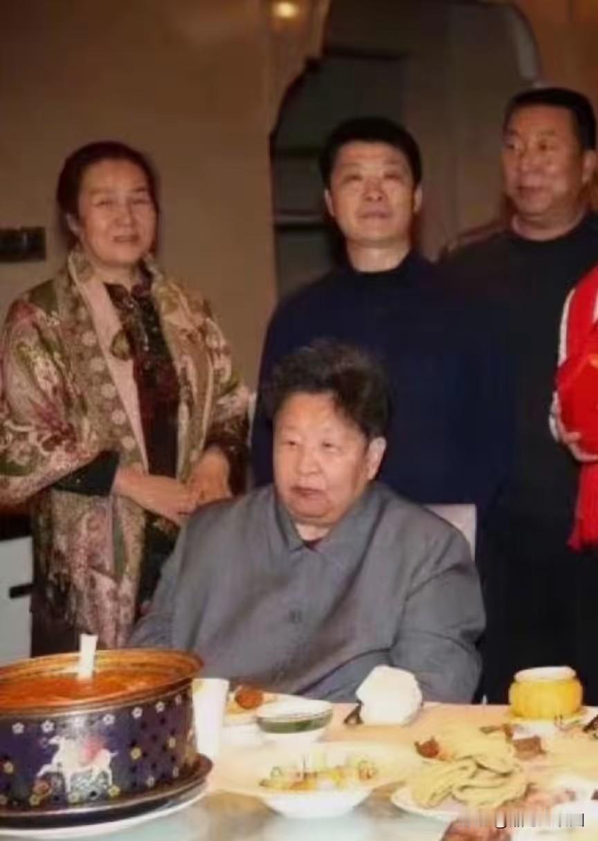 知道照片上的老人是谁吗？她就是毛主席的“满女”（湖南方言）李讷！这是李讷和友