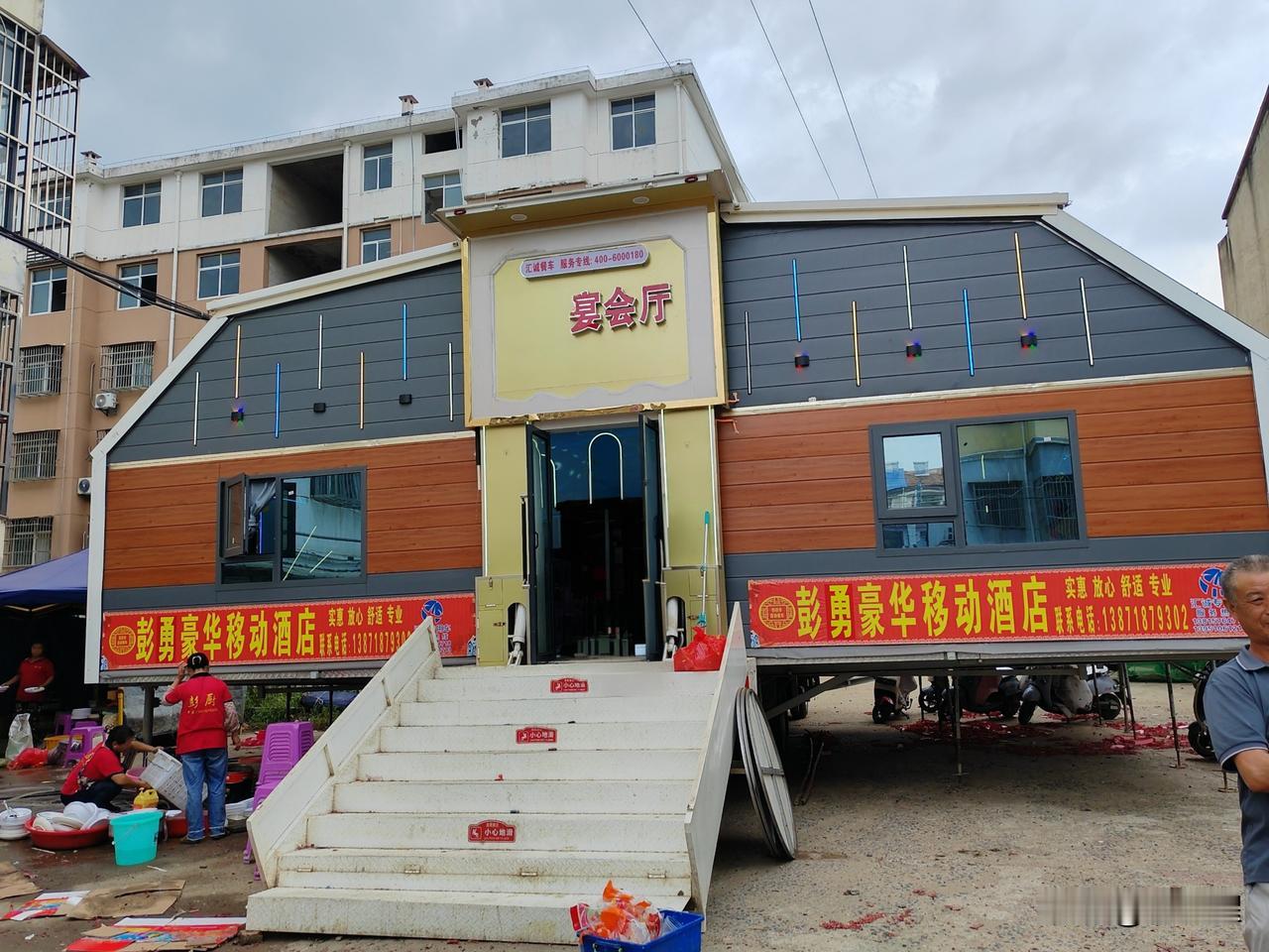 农村办酒席的“宴会厅”今天参加了一场升学宴是在主人自己家办的，不是酒店。请