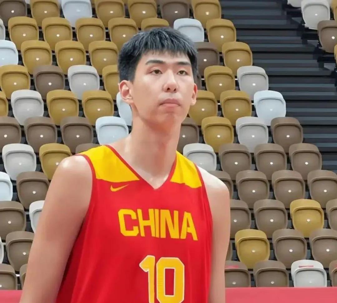 在亚洲杯开赛之前，中国男篮进行了人员缩减，广东中锋徐昕已经离开了中国男篮集训队，