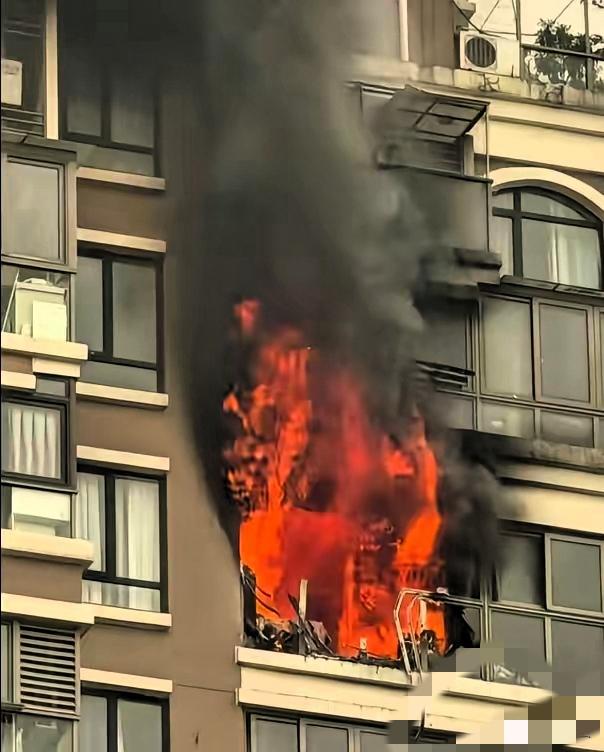 太可怕了！自己家烧光光，邻居家也跟着遭殃，这一切竟然只是因为一台扫地机的锂电池！