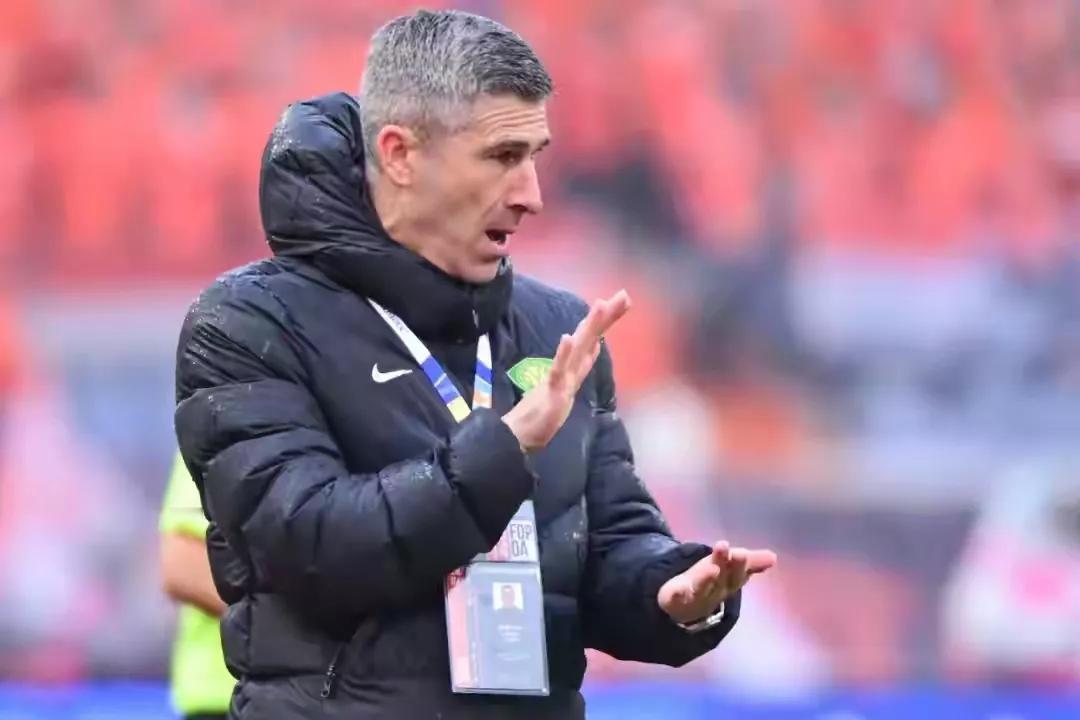 北京国安应该多给主帅一点时间换来换去未必是最优解想到了北京国安的亚冠赛成绩