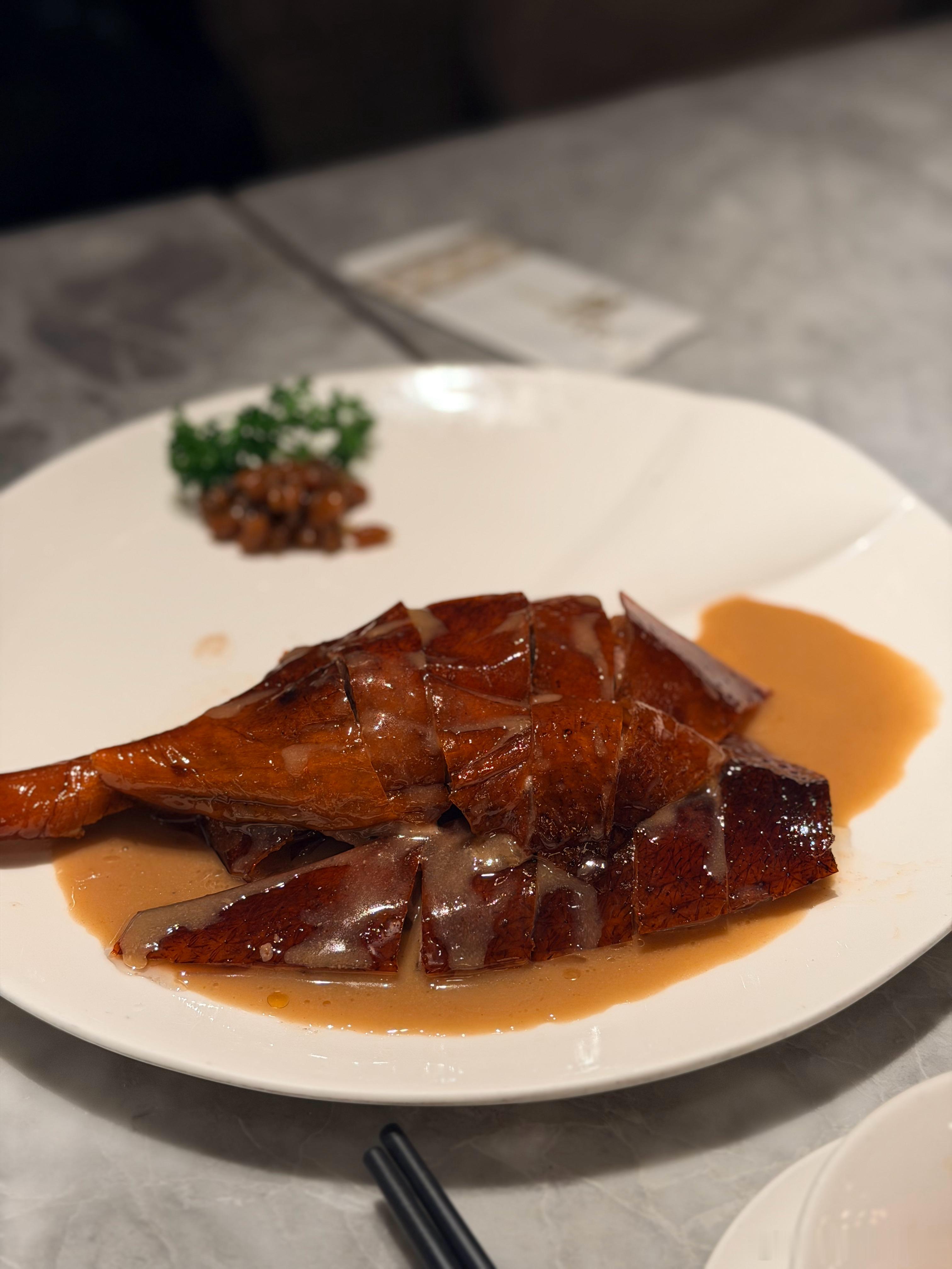 香港美食主打一个价格丰俭由人。比如图片里是香港烧鹅。图一是中环街边最热门位置的烧