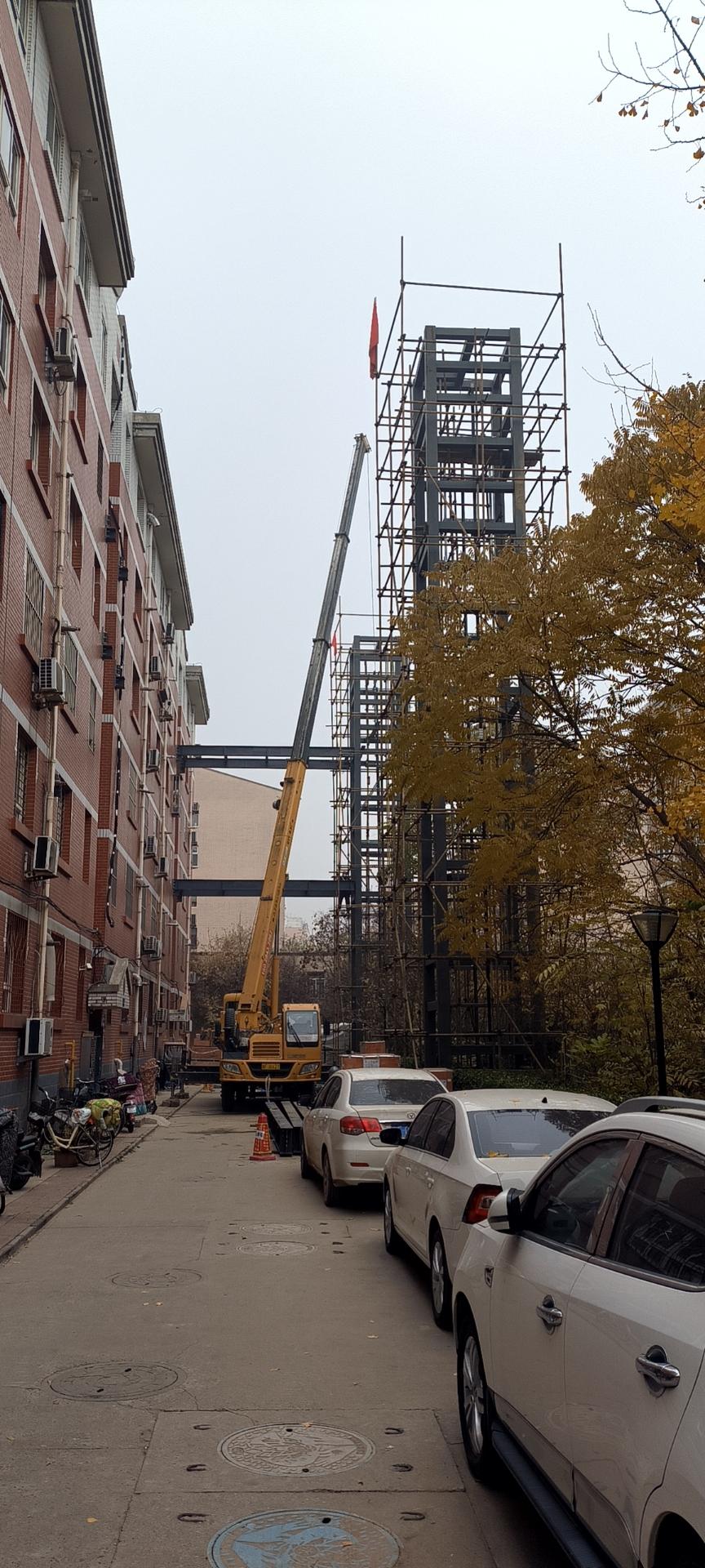 几年前保定某小区建造两座电梯的照片，电梯和房子是分开的。后来电梯建好了，现在