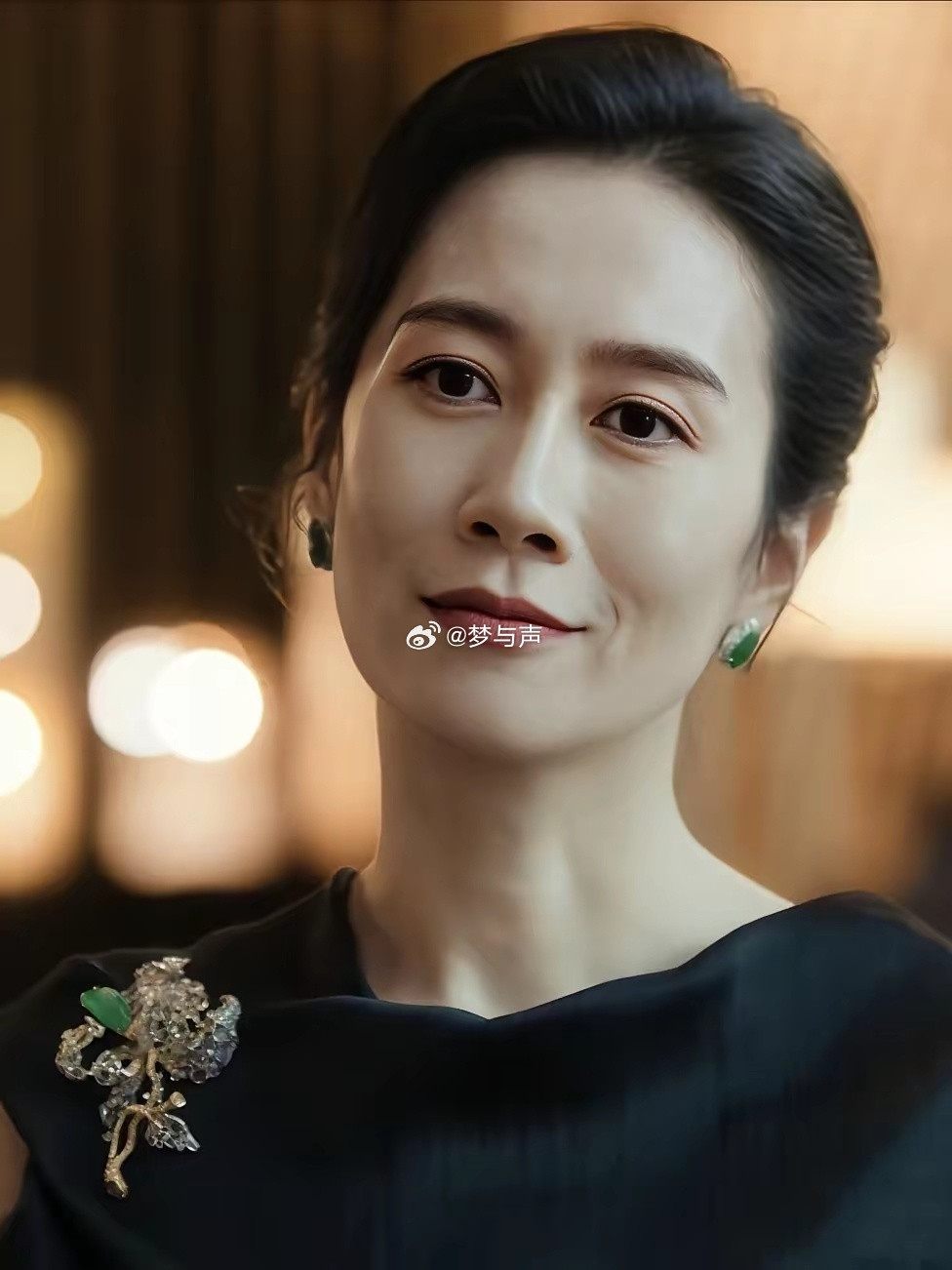 以为温峥嵘比萧蔷年纪大，现在才发现，她比萧蔷小10岁，但皱纹比萧蔷多，面相比萧蔷