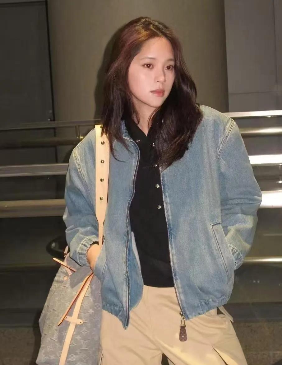 👖欧阳娜娜这一身，是教科书级别的机场穿搭！牛仔外套+黑色针织衫+卡其色工