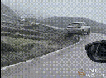 这视频车胆子可真不小，这道路都已经这样了，还敢开着往前走？