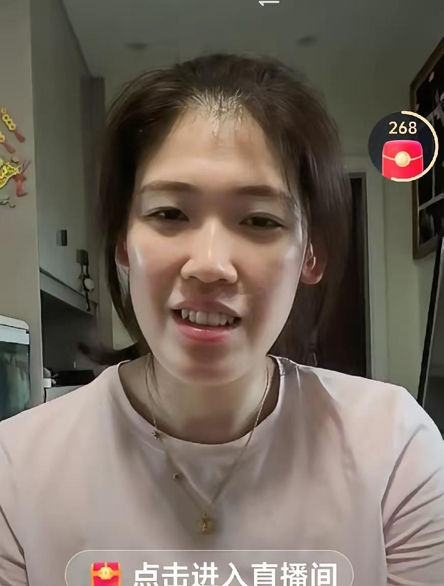不忍心看李盈盈做直播今天下午在抖音里看到李盈莹在直播，心中觉得五味杂陈，说句心里