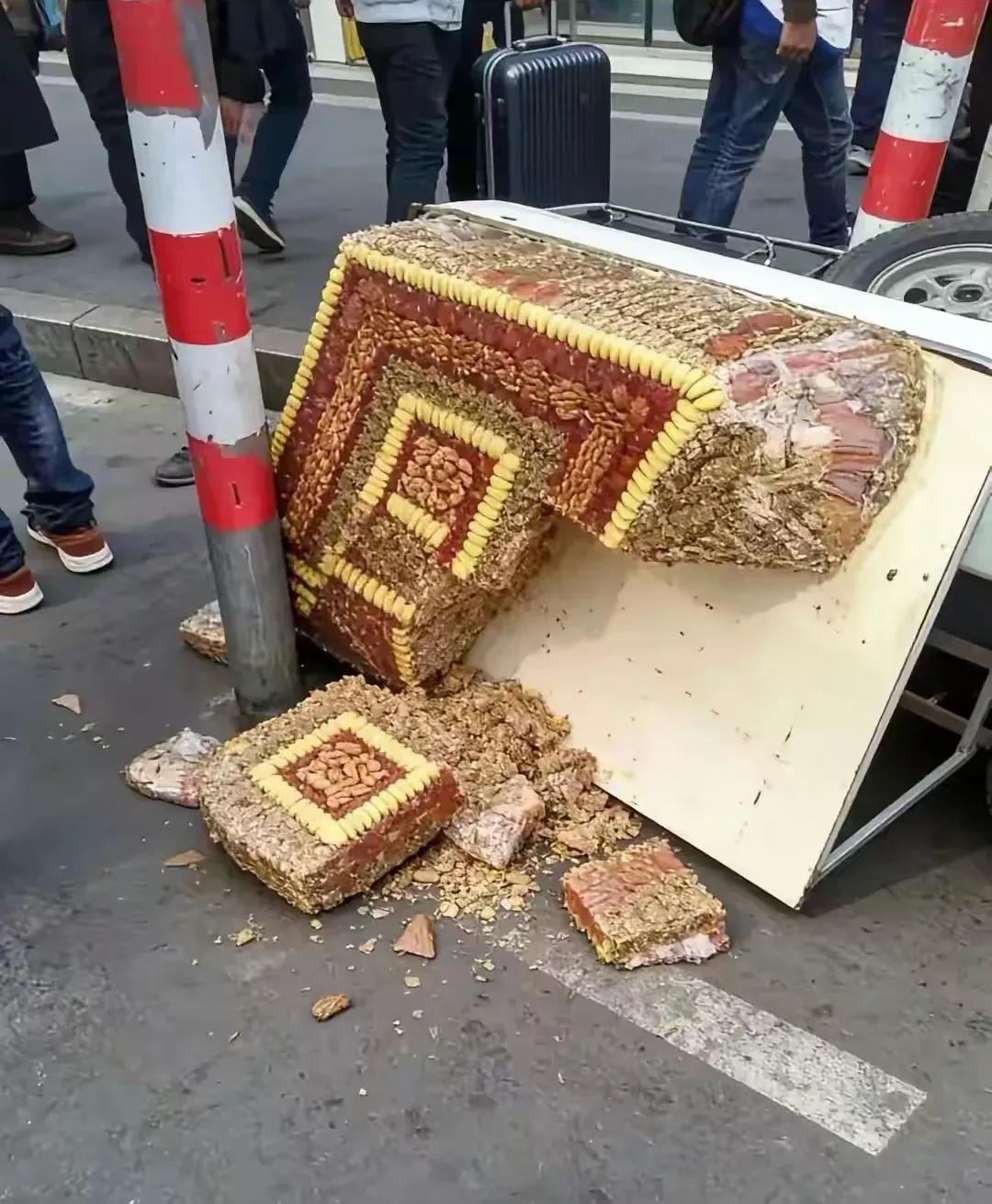 这个恐怕要请保险公司出现场了，毕竟要自己赔的话，有可能会倾家荡产。一男子倒车