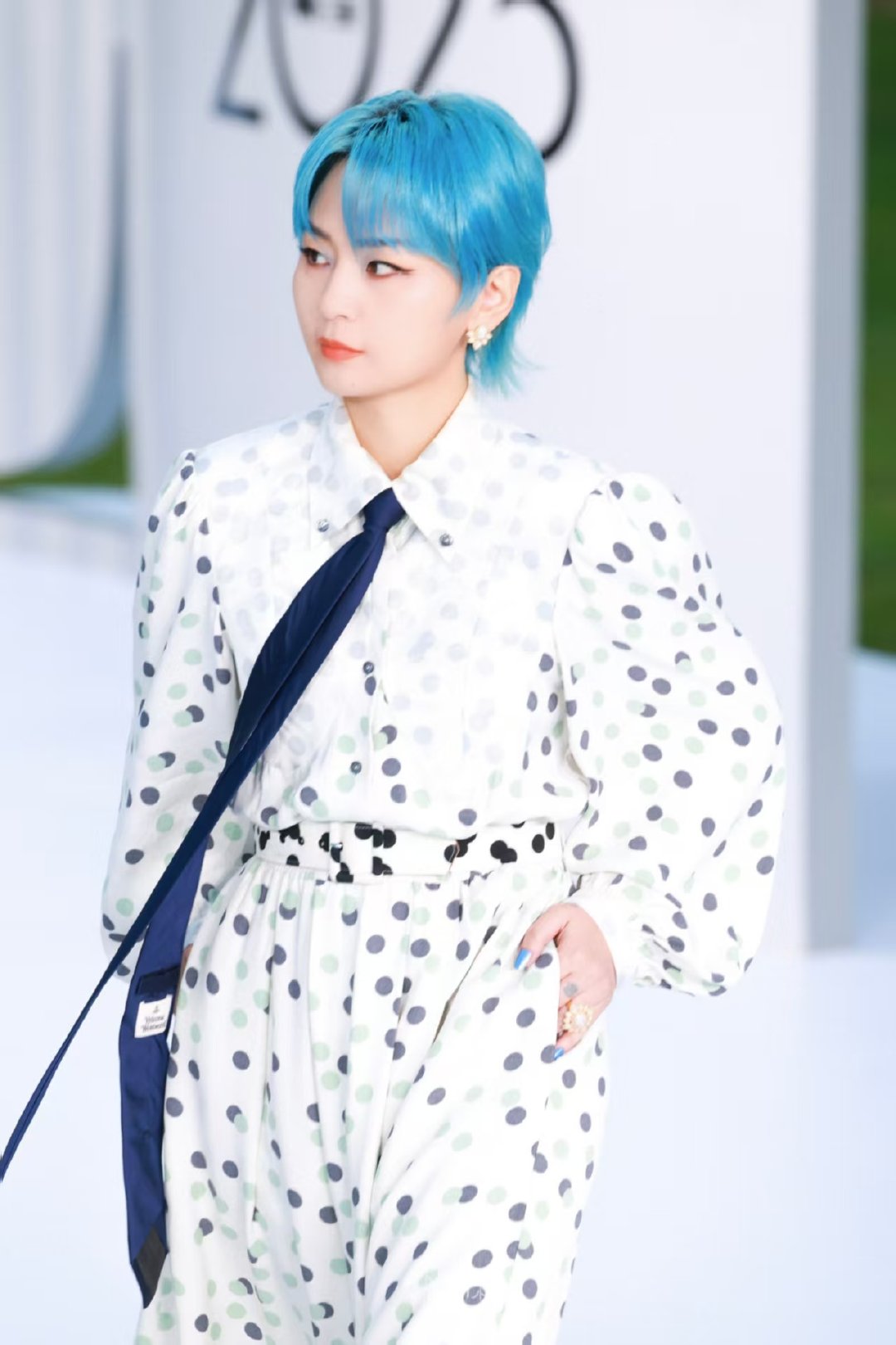 周笔畅ELLE红毯状态周笔畅ELLE状态周笔畅ELLE红毯状态可!白波点裙搭深蓝