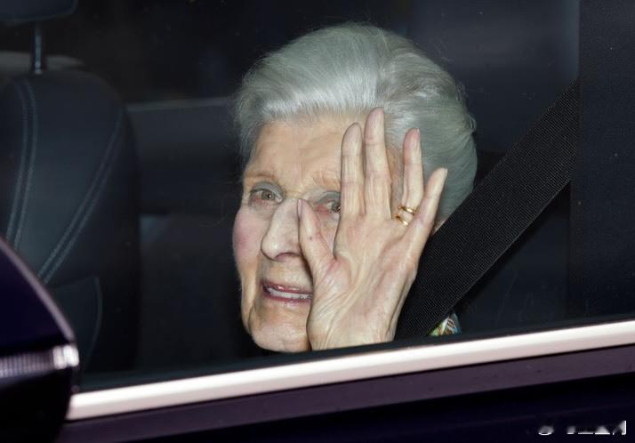 英国王室🇬🇧补两张肯特亚历山德拉公主出席堂外甥查尔斯三世国王举办的圣诞节午