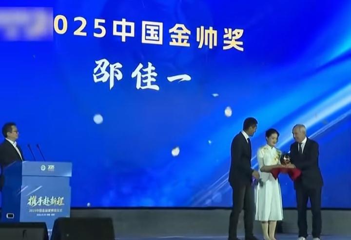 邵佳一是幸运的，也是从接手青岛西海岸开始。假如名不见经传的西海岸不是邵佳一来带