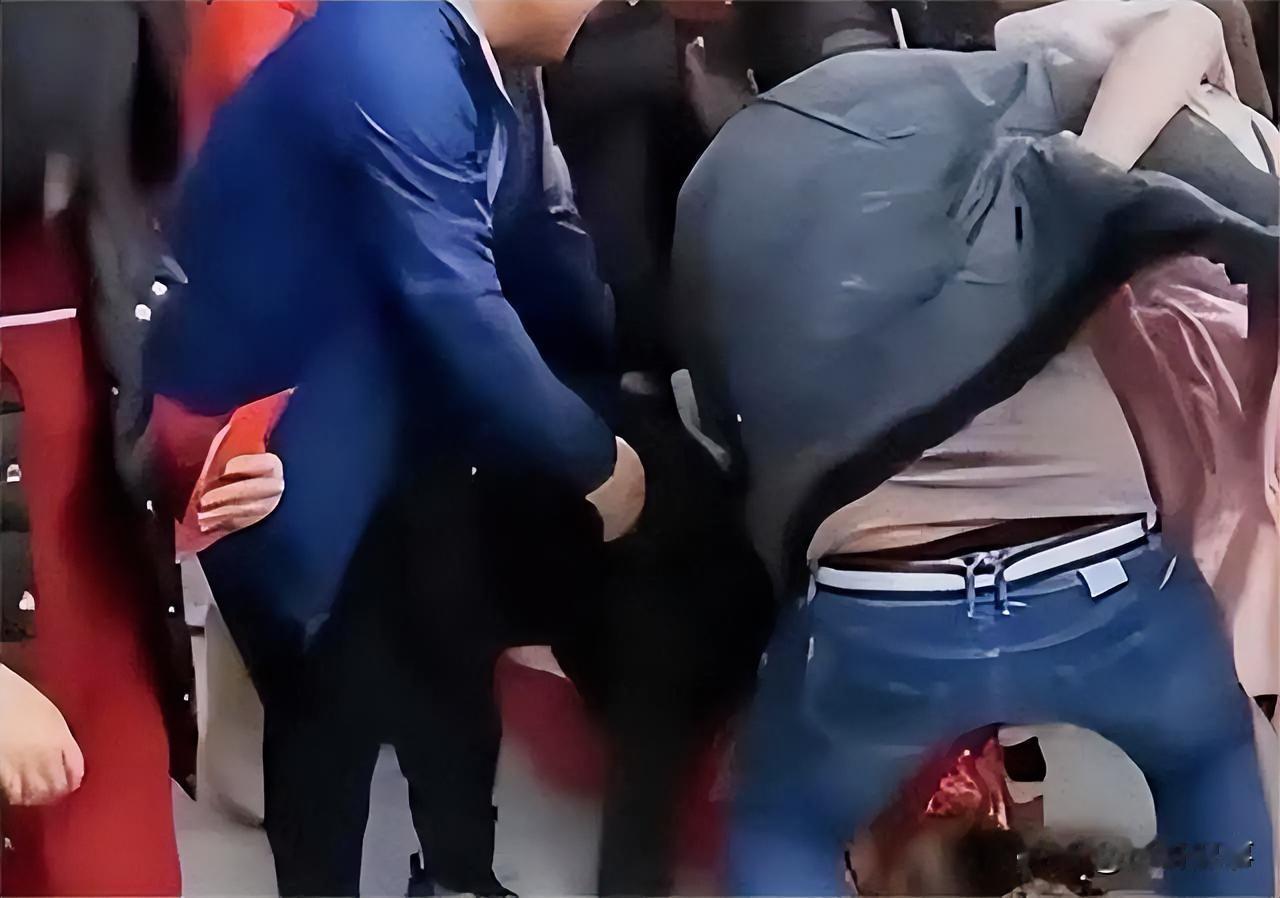 甘肃临潭，一男子带妻子参加朋友家的暖房宴时，同桌另一男子喝醉酒后，用手摸男子的妻