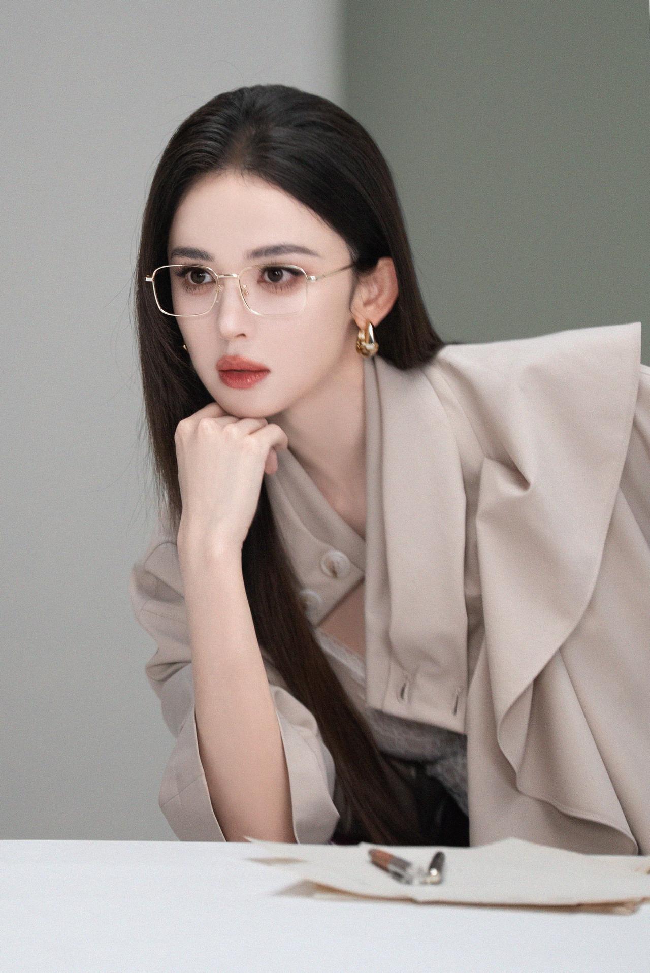 飒爽的老师[爱心]古力娜扎