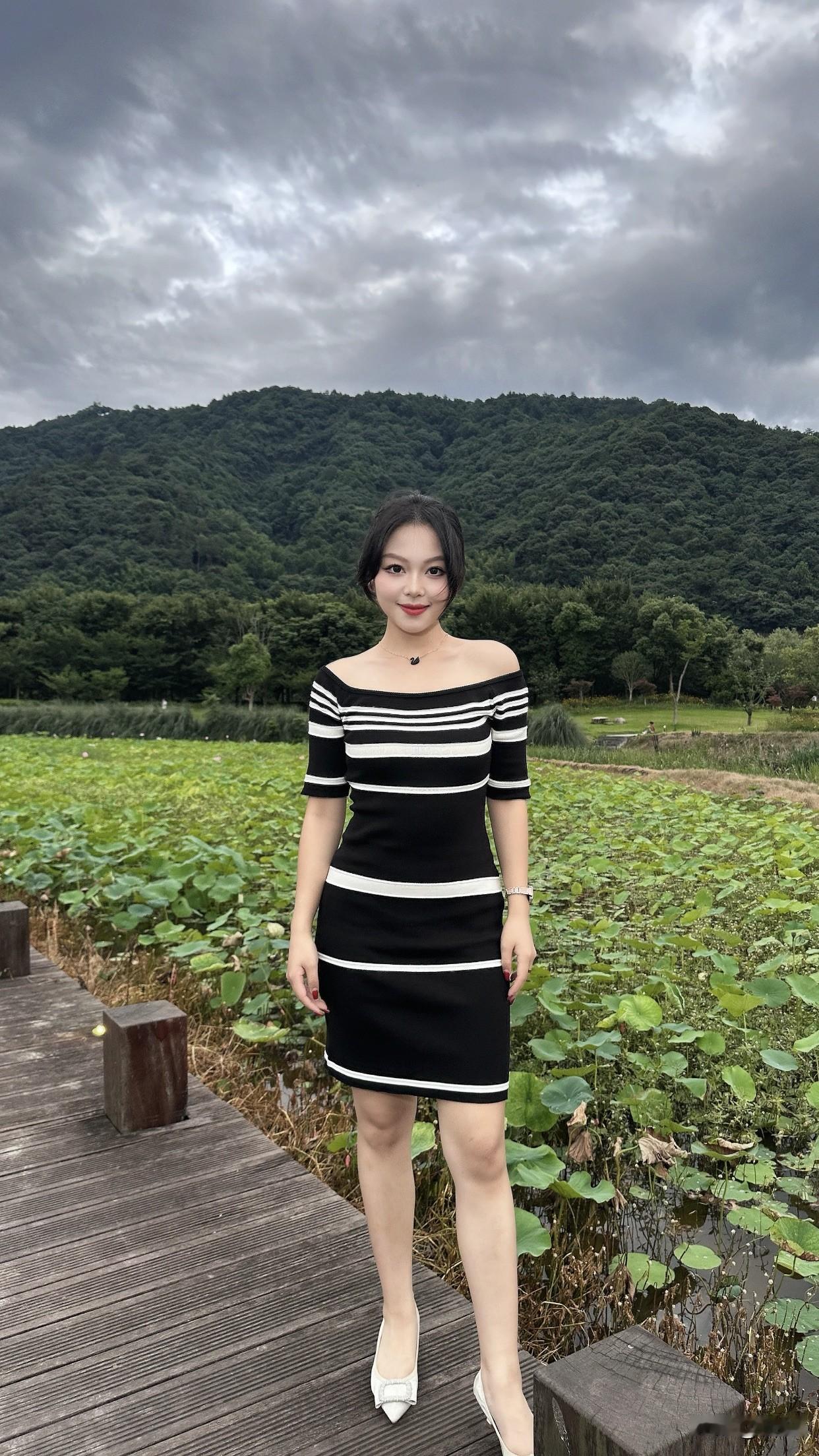 晒出美丽身影夏日穿搭指南：黑白条纹连衣裙，清新自然，尽显优雅气质。
