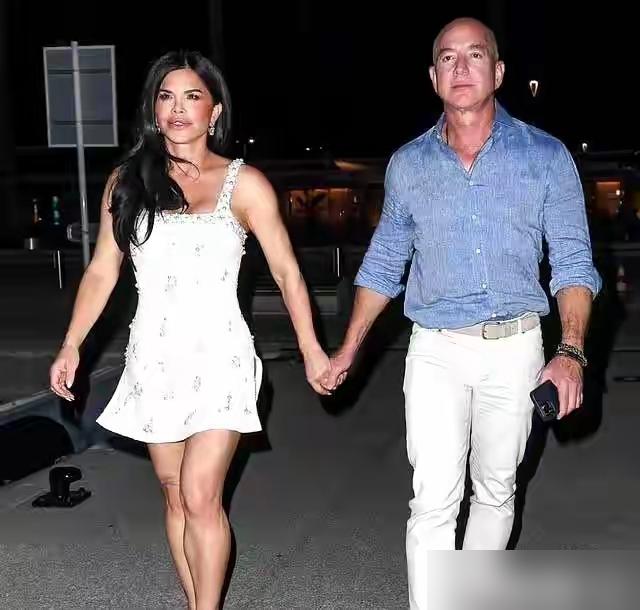 砸了五千万美金办威尼斯大婚，世界首富连装恩爱都嫌累。你盯着戛纳晚宴那个镜头看，桑