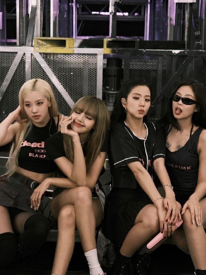 金智秀晒Blackpink合照，还分享与Jennie和Lisa的单人