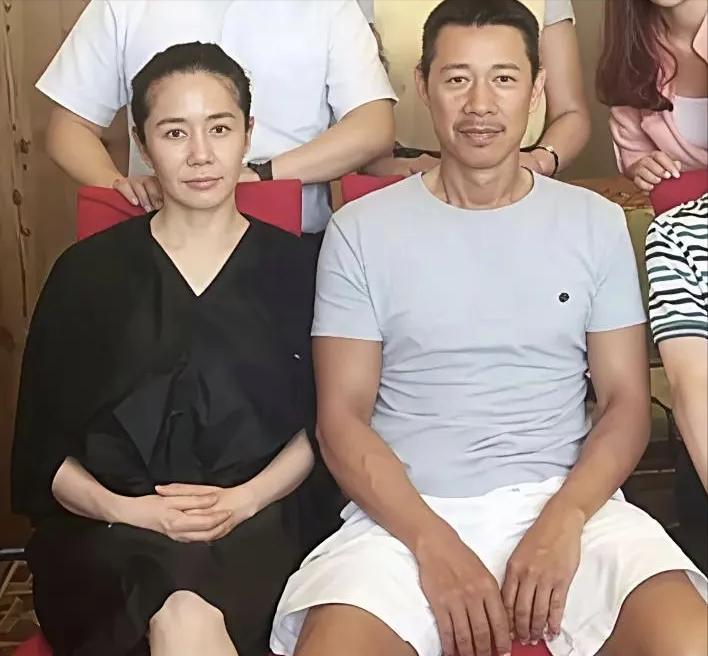 张丰毅和妻子霍凡待在一起，俩人看上去很有夫妻相，霍凡为人低调，很少一起露面。霍