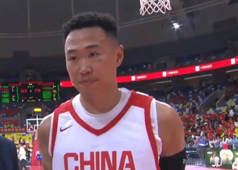 贺希宁：外线的投射一直是我们中国男篮传统的特点，像今天开局我们手感比较好，这也是