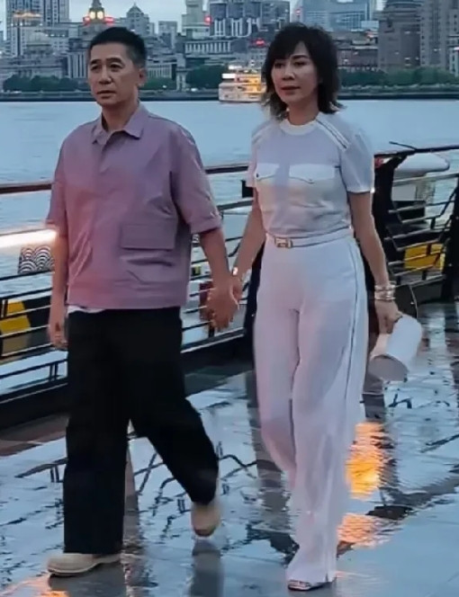 好朋友说在上海看见刘嘉玲和梁朝伟了，她说刘嘉玲真的太美了，颜值，身材，状态一点不