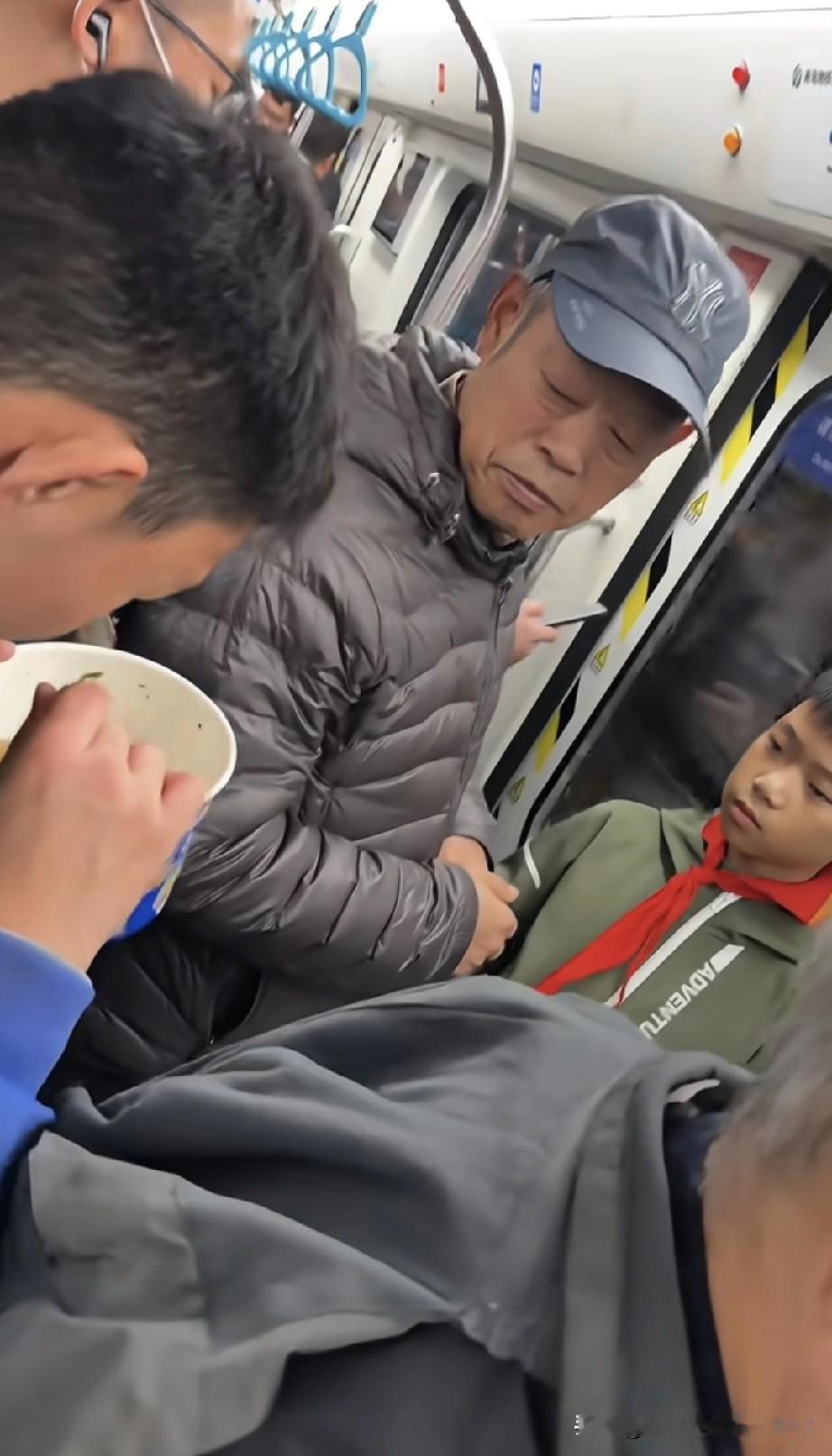 三号线这桶泡面，把小孩哥钓成翘嘴鱼了！刚刷到山东地铁3号线的视频，给我看乐