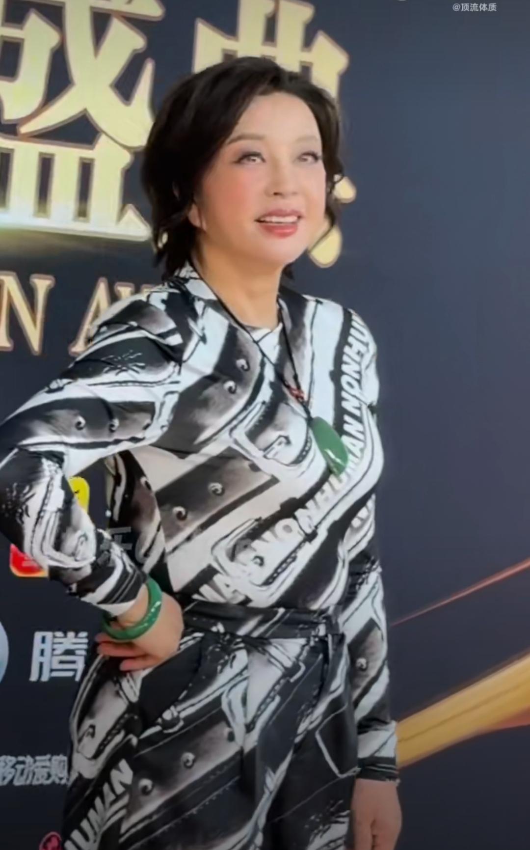 75岁刘晓庆红毯杀疯了！这状态谁敢信？家人们谁懂啊！刘晓庆一出场直接炸场！