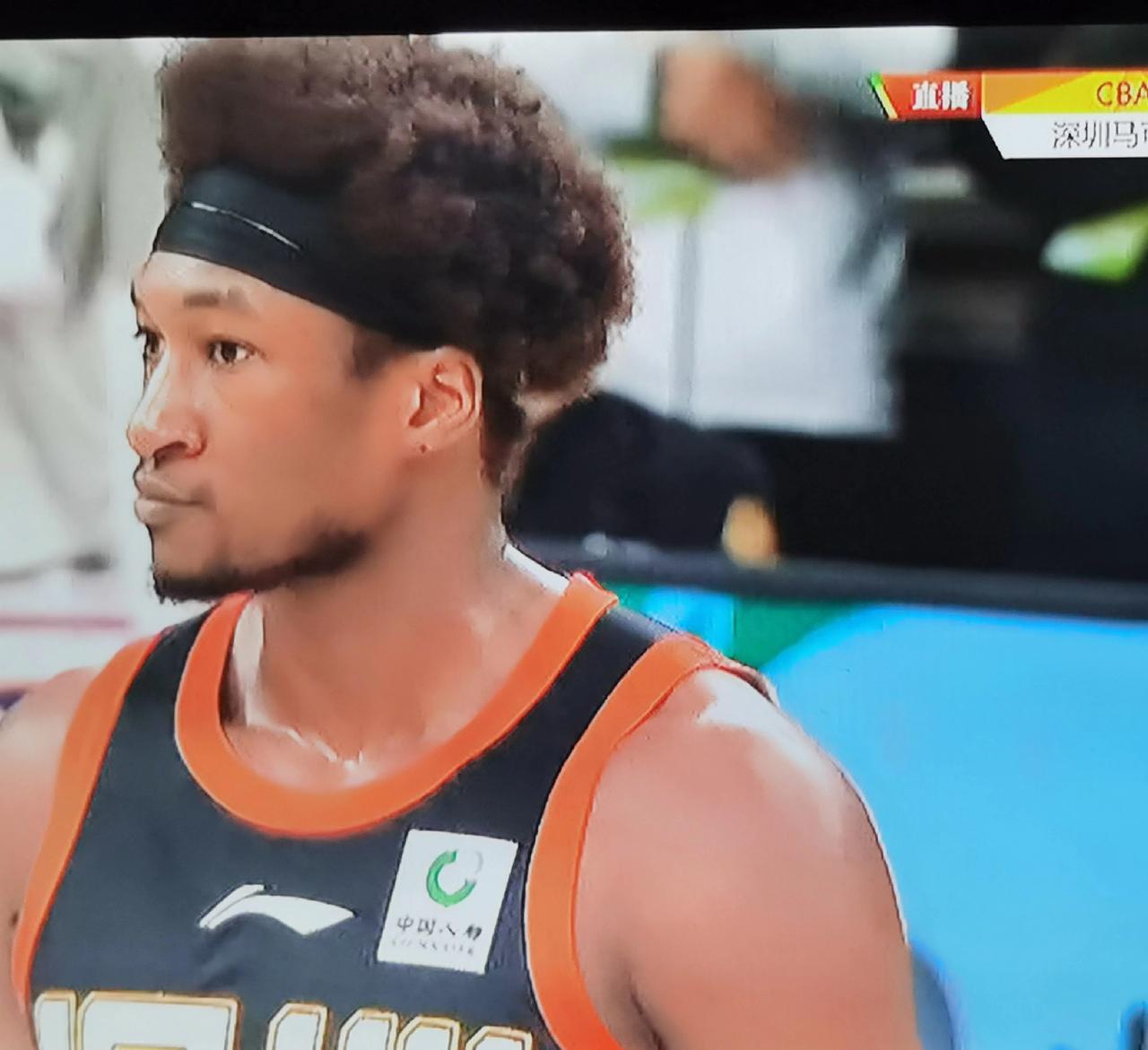 贺西宁的尴尬与郑永刚的指挥失能。昨晚深圳队在主场被辽宁队逆转，最尴尬的当属贺西宁