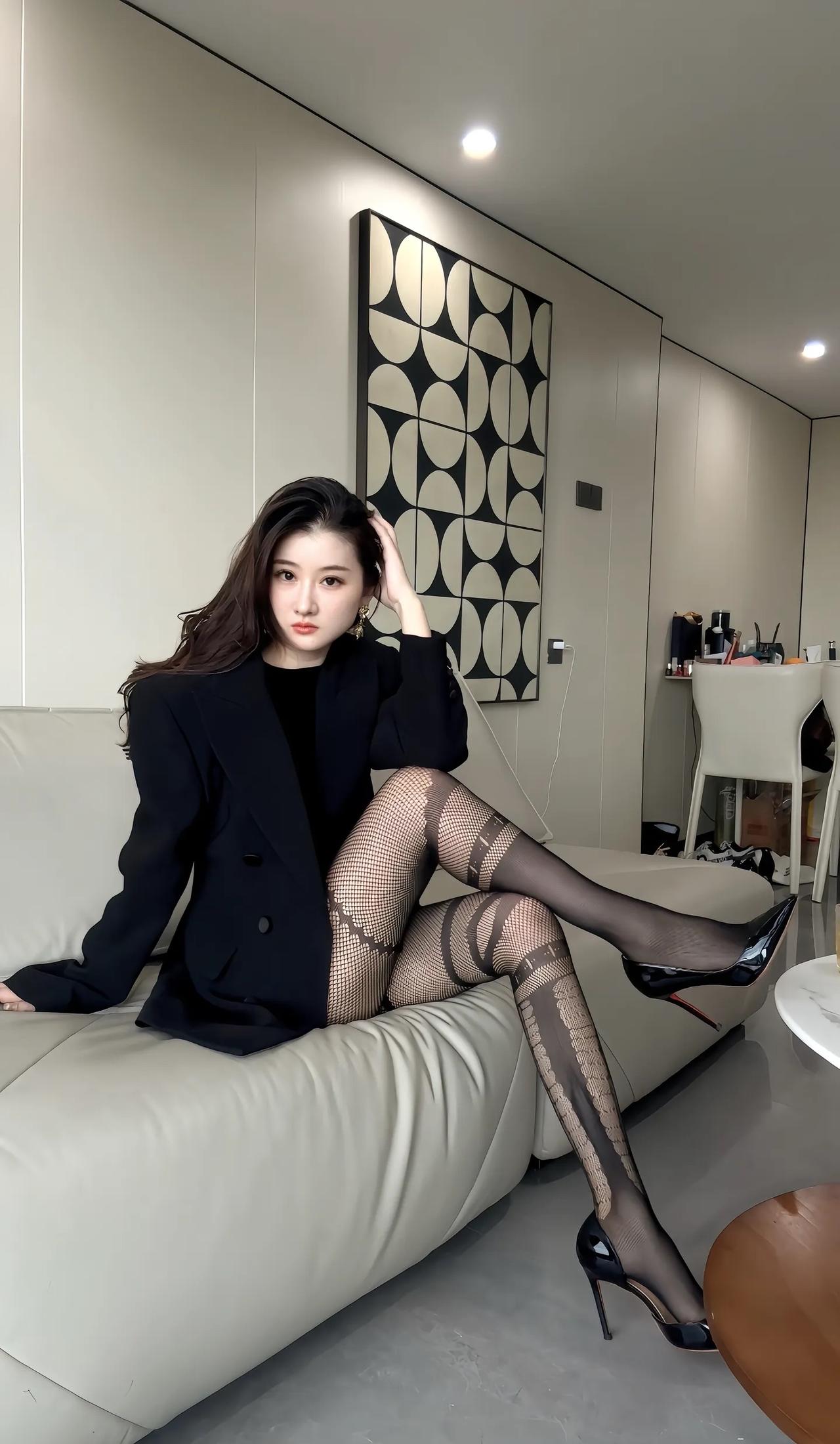 优雅黑丝穿搭，尽显都市女性魅力