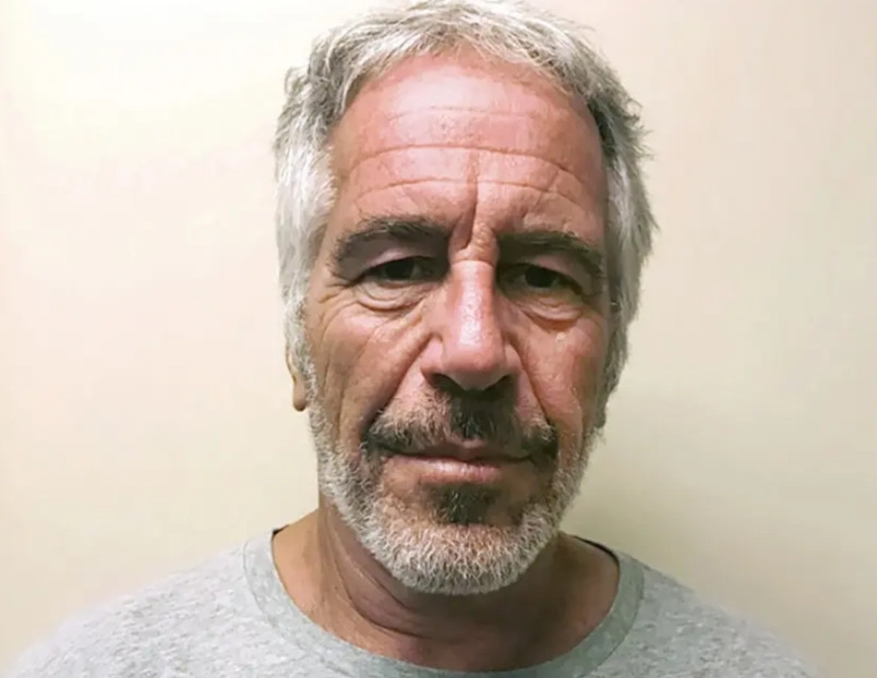 事情闹得越来越大。MAGA内部因为爱泼斯坦案件决裂了，众议院议长约翰逊站出来，要