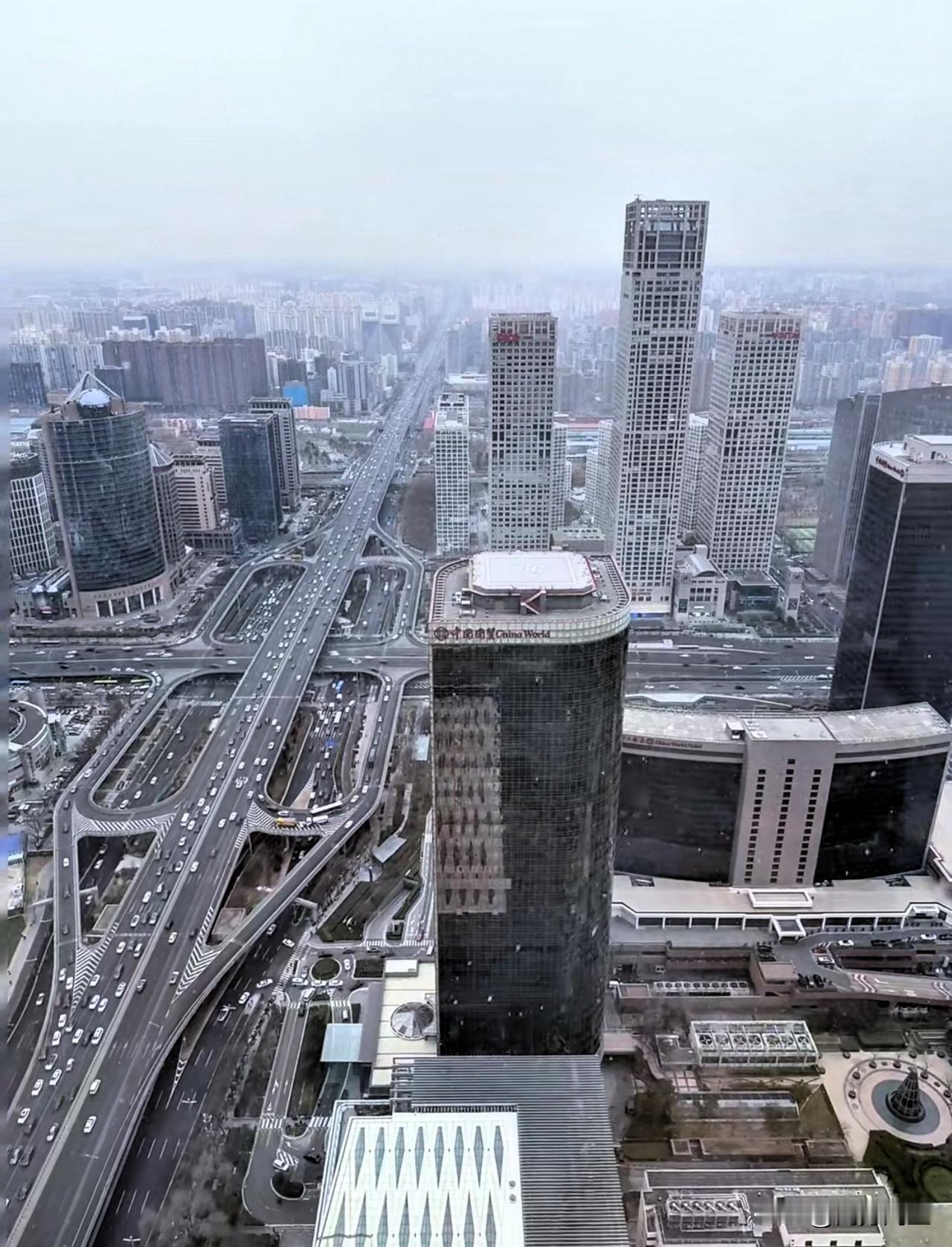 12月12号，北京迎来初雪。国贸中心的街道被一层朦朦胧胧的银白覆盖，与玻璃幕墙、