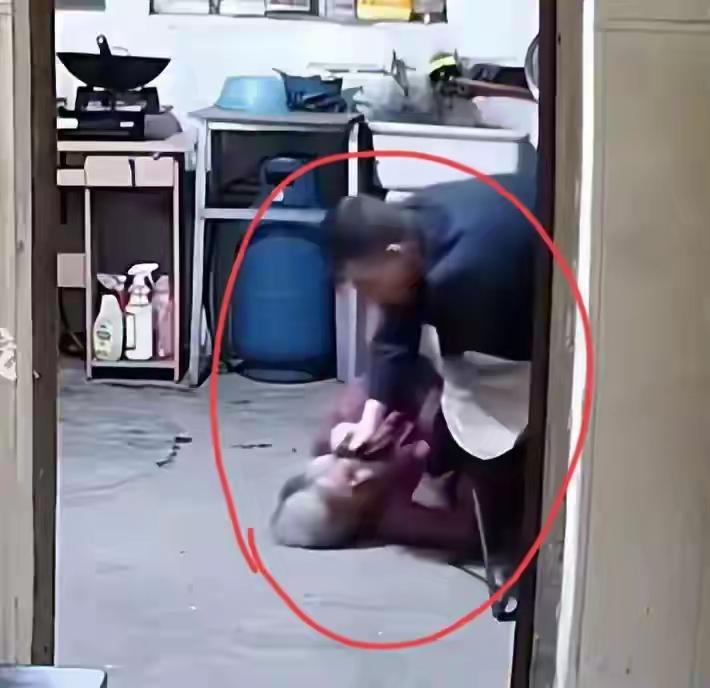 慈母多败儿唉！！江苏常州，一个四五十岁的男人，起因就是电话里的争吵，老母亲