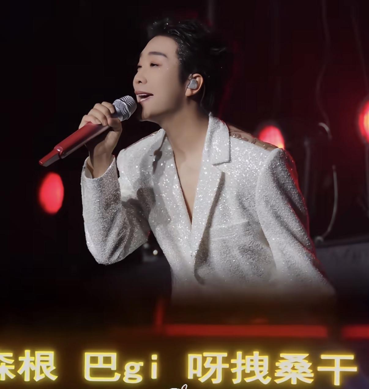 男歌手里，我最佩服的就是李玉刚，不是因为他把《万疆》免费授权了，而是他明