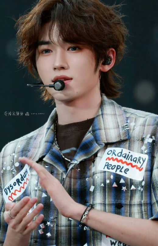 时代少年团老式小孩造型上线！适配各种复古场景，少年感混搭旧时光韵味，每一个镜头都