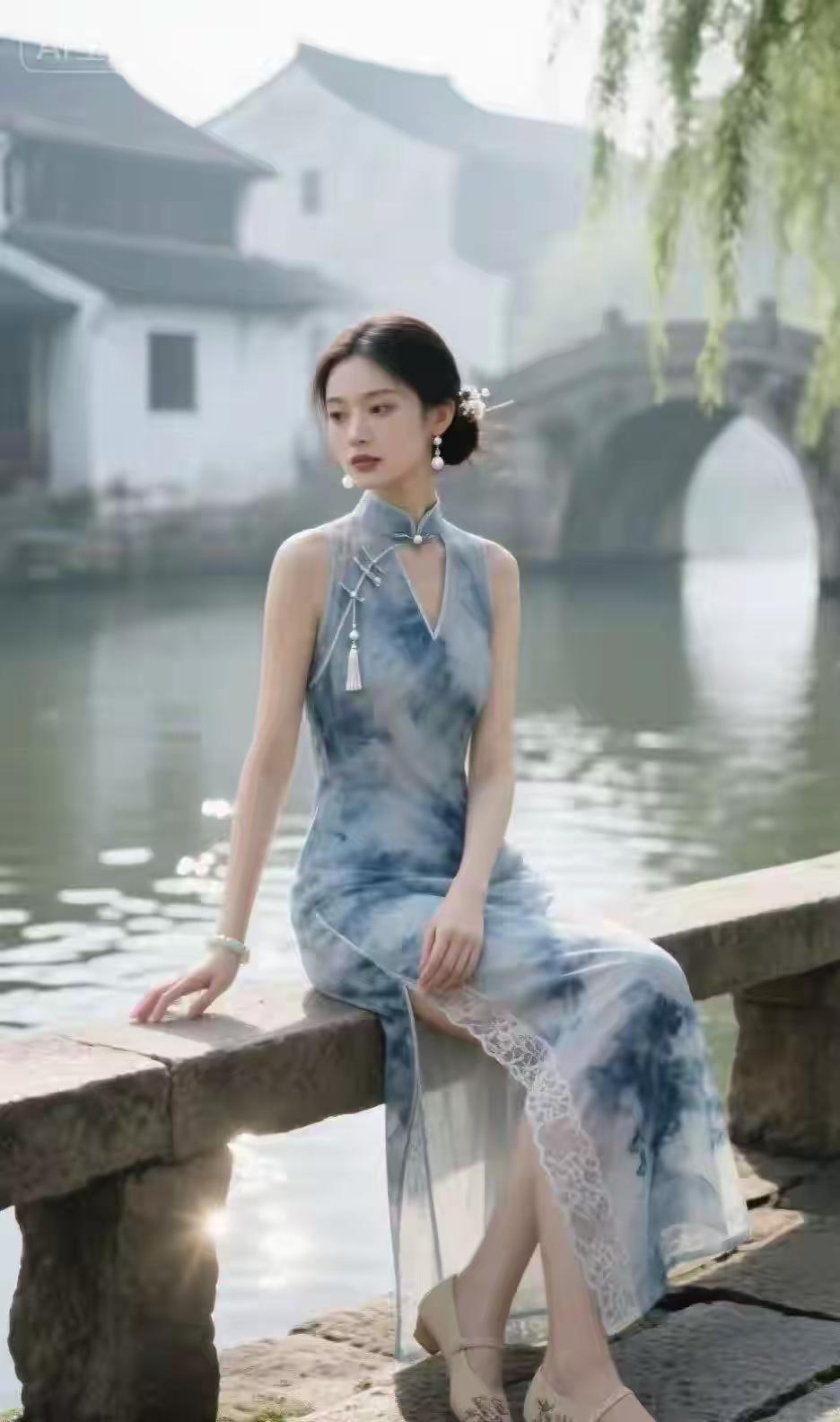 扎染旗袍美女蓝染旗袍韵万千，风姿卓绝冠尘缘。古香袅袅惊尘客，疑是仙娥落世