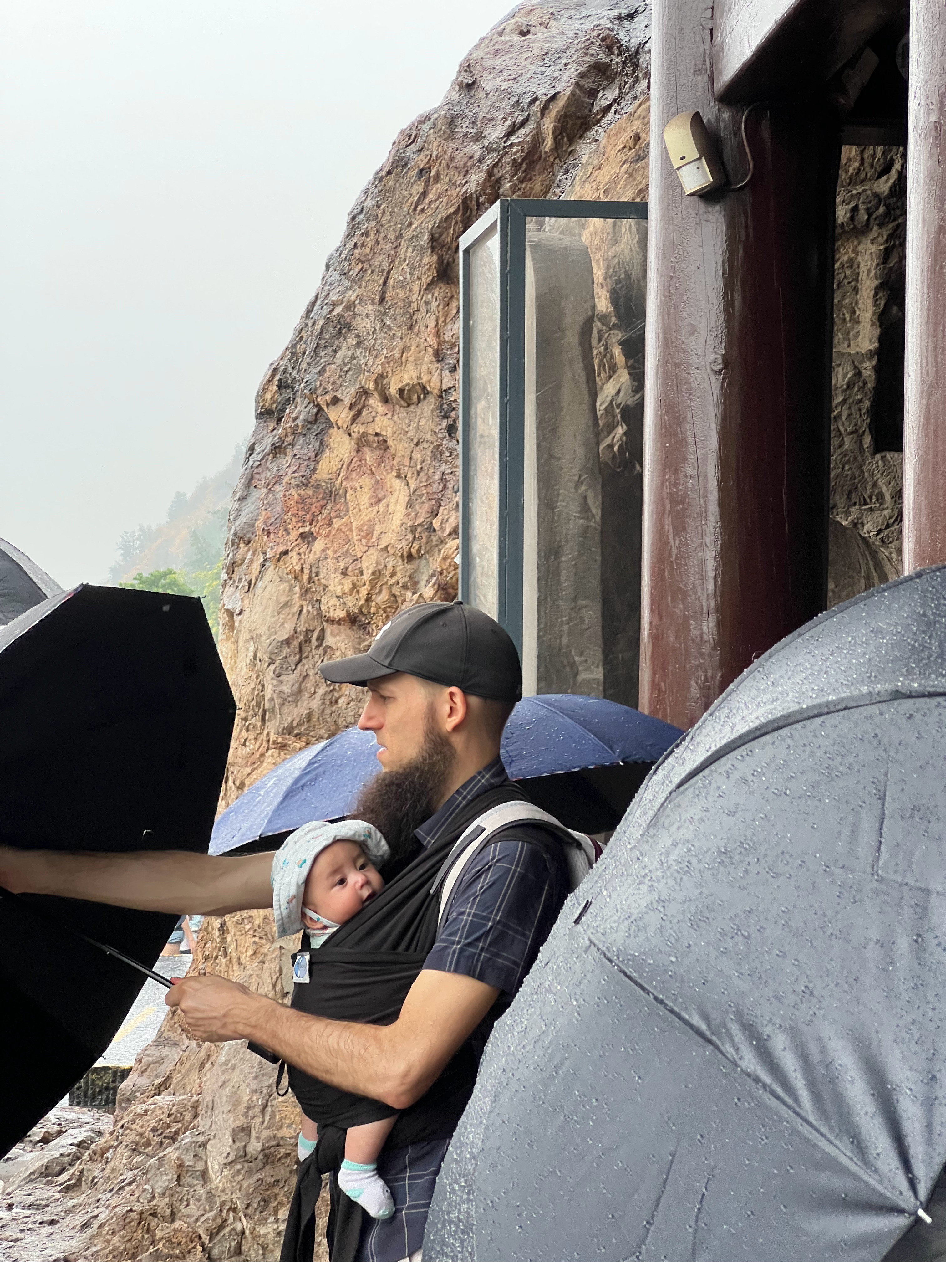 “谢谢爸爸带我看世界。”“你都有啥感受？”“好多人啊。”微博旅游之夜一眼万年的洛