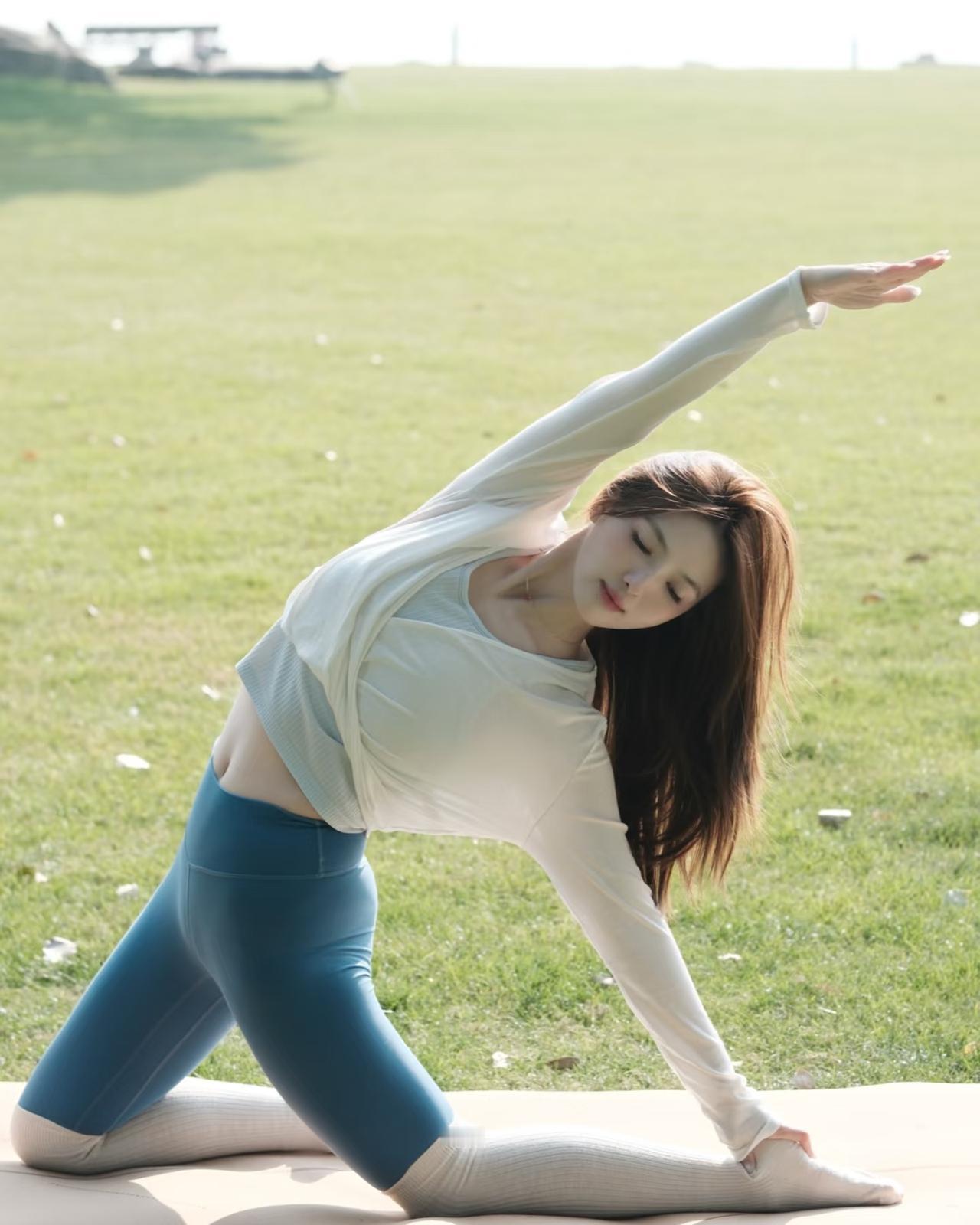 “万物无足以铙心者，故静也。”庄子所言，恰是瑜伽带给我的心境。置身自然间舒展