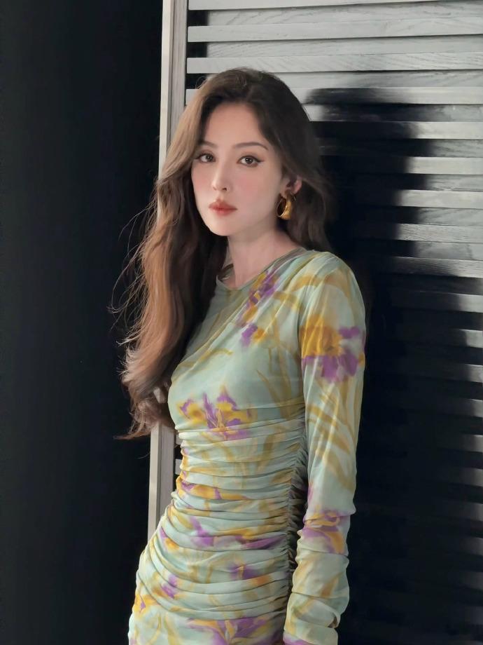 娜扎在美貌这块娜扎在美貌这块简直就是毋庸置疑的~修身的花裙子真的是展现出来