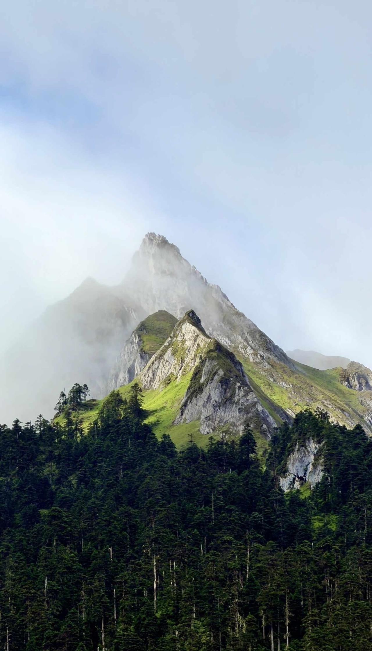 德钦县附近，德贡公路可到达的绝美徒步路线孔雀山。徒步丈量世界