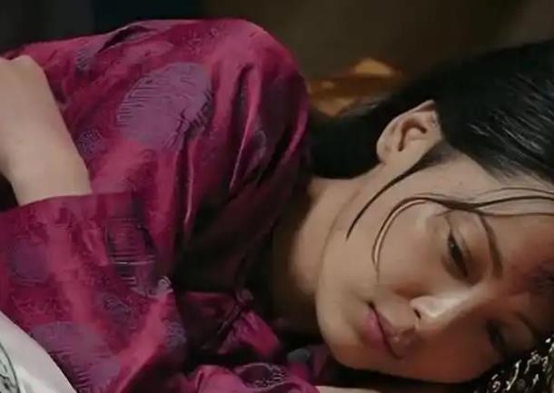 1626年，60岁魏忠贤假传圣旨，将21岁李成妃软禁，断水断粮15天。第16天，